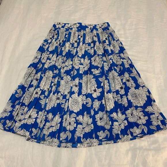 Blue and white floral pleated midi skirt.
